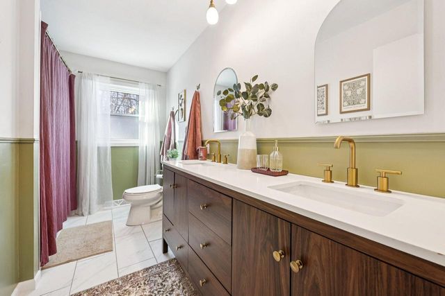 3821 S Sunny View DRIVE, New Berlin, WI 53151