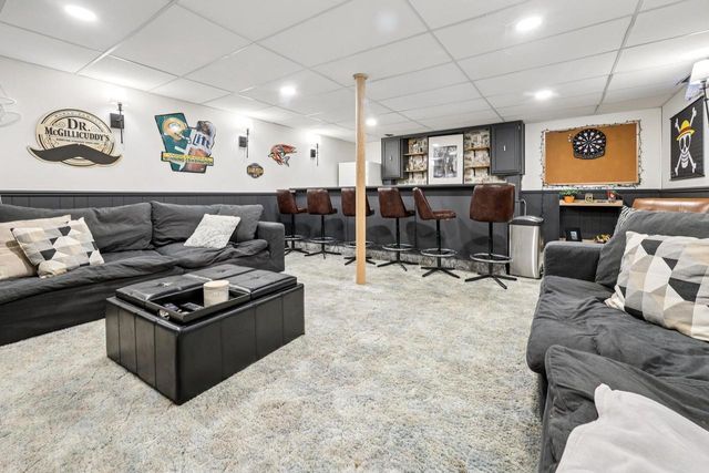 3821 S Sunny View DRIVE, New Berlin, WI 53151