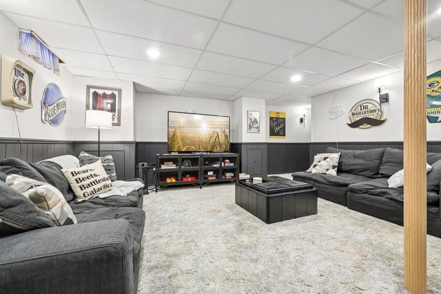 3821 S Sunny View DRIVE, New Berlin, WI 53151