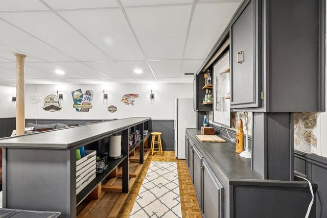 3821 S Sunny View DRIVE, New Berlin, WI 53151