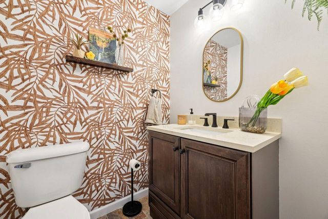 3821 S Sunny View DRIVE, New Berlin, WI 53151