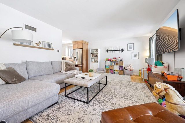 3821 S Sunny View DRIVE, New Berlin, WI 53151