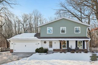 3821 S Sunny View DRIVE, New Berlin, WI 53151
