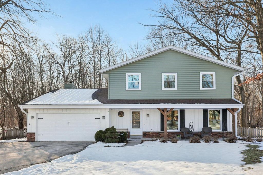 3821 S Sunny View DRIVE, New Berlin, WI 53151
