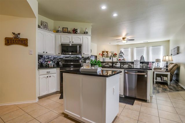 909 Hunter Lane, Burleson, TX 76028