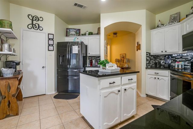 909 Hunter Lane, Burleson, TX 76028