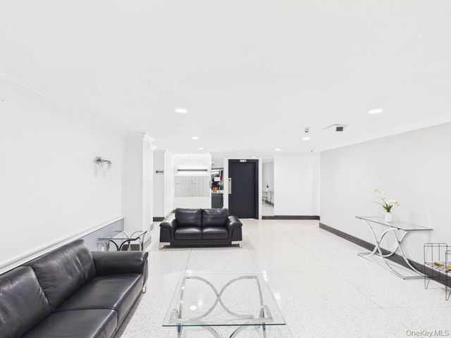 6515 Alderton Street 3F, Rego Park, NY 11374