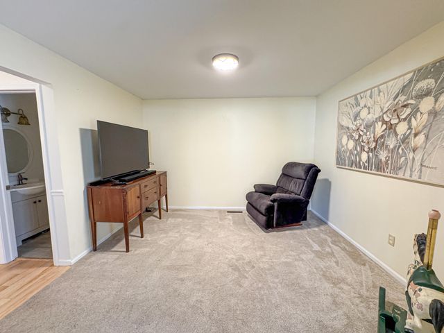 1086 Ivanhoe Drive, Muskegon, MI 49445