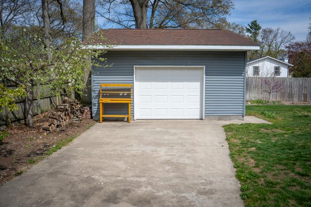 1086 Ivanhoe Drive, Muskegon, MI 49445