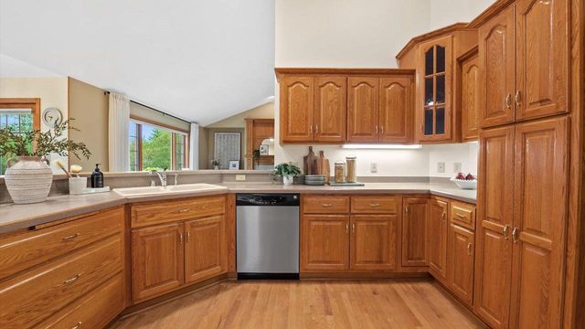 6065 Preston LANE, New Berlin, WI 53151