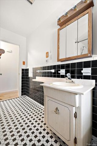 14001 Balfour Street, Oak Park, MI 48237