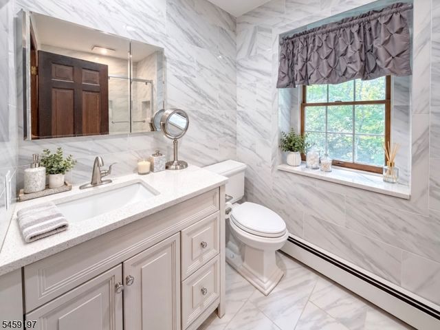 208 School House Rd, Jefferson Twp., NJ 07438