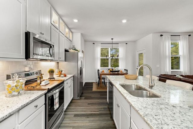 411 STONEWALL JACKSON BLVD, Staunton, VA 24401