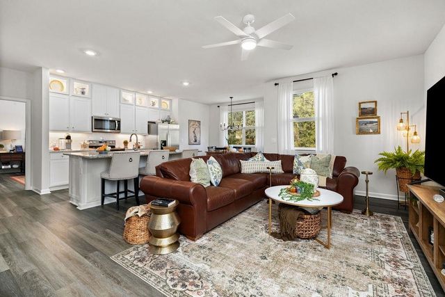 411 STONEWALL JACKSON BLVD, Staunton, VA 24401