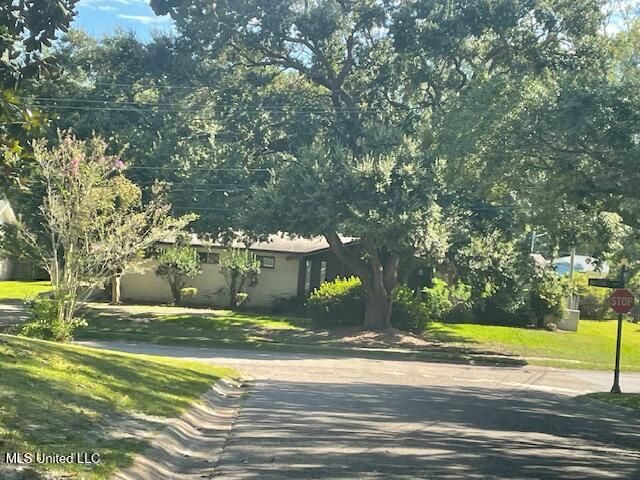 201 Ravens Court, Ocean Springs, MS 39564