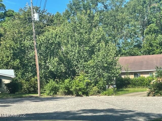 201 Ravens Court, Ocean Springs, MS 39564