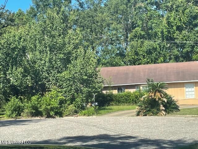 201 Ravens Court, Ocean Springs, MS 39564