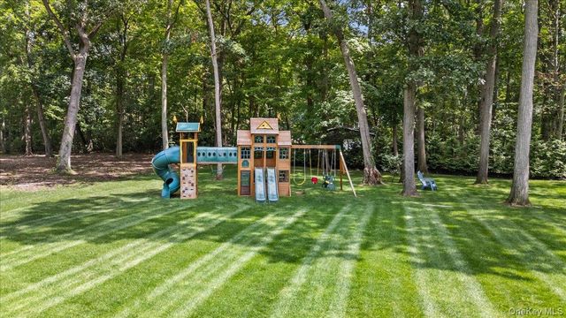 23 Overlook Drive, Laurel Hollow, NY 11791