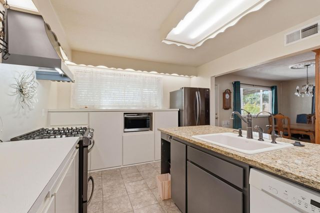 1623 Sandalwood Dr, Modesto, CA 95350
