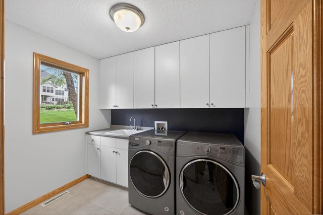 2937 Oakview Drive NE, Rochester, MN 55906