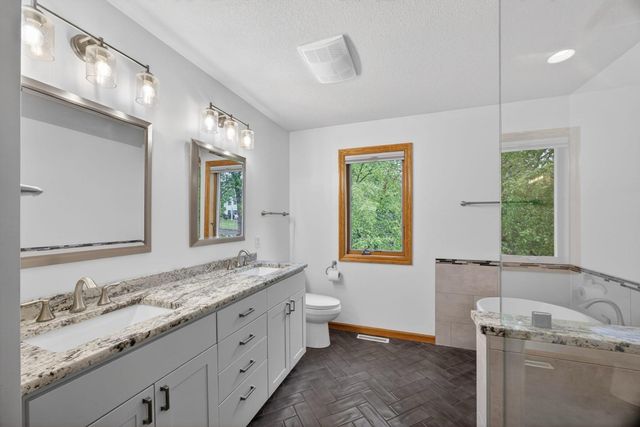 2937 Oakview Drive NE, Rochester, MN 55906