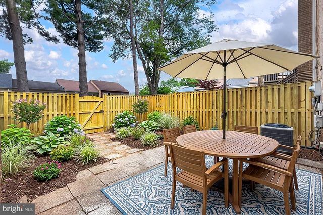 9849 LAKEPOINTE DR, Burke, VA 22015