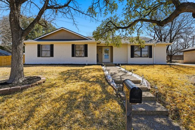 8230 Shadowwood Drive, Woodway, TX 76712