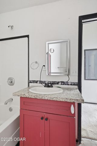 512 S Cox Ave, Joplin, MO 64801