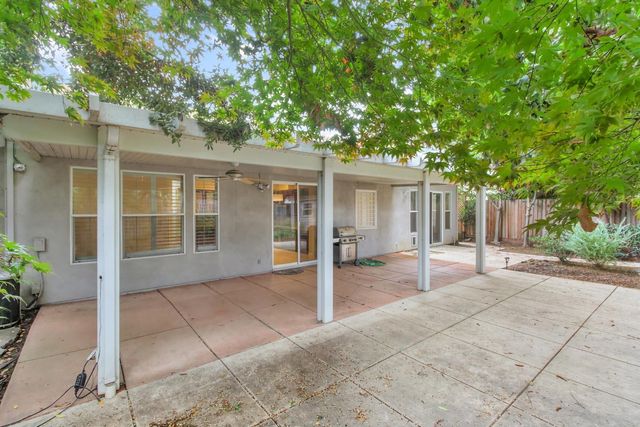 28 Eastham Ct, Sacramento, CA 95833