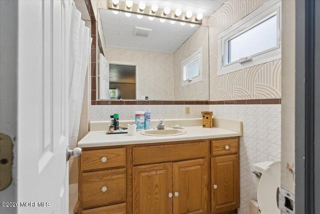 42 Walnut Street, Edison, NJ 08817
