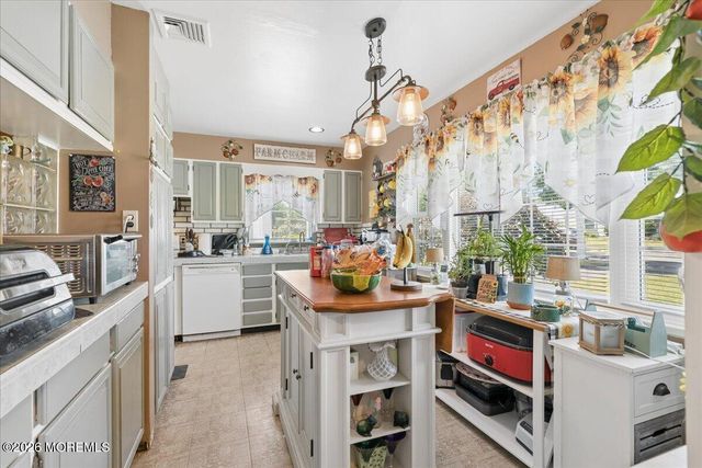 42 Walnut Street, Edison, NJ 08817