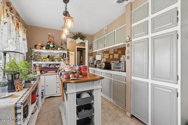 42 Walnut Street, Edison, NJ 08817