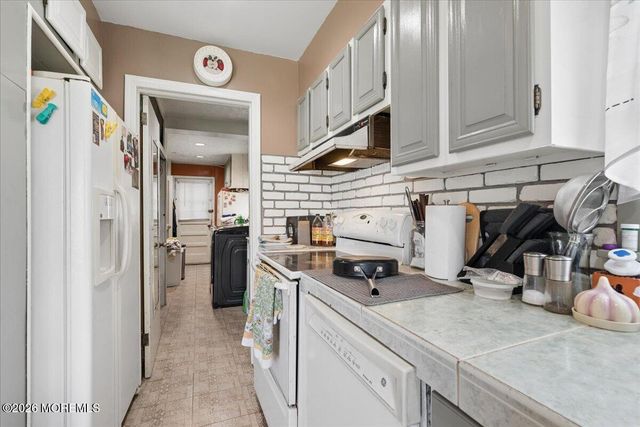 42 Walnut Street, Edison, NJ 08817