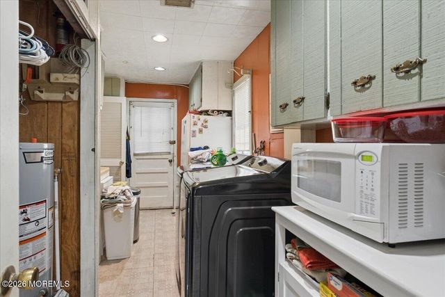 42 Walnut Street, Edison, NJ 08817