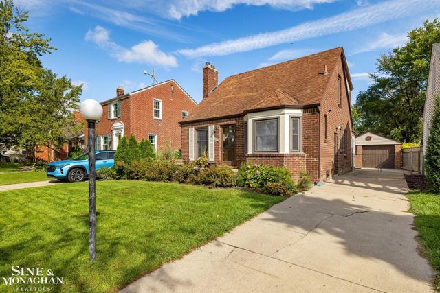 1242 Roslyn Road, Grosse Pointe Woods, MI 48236