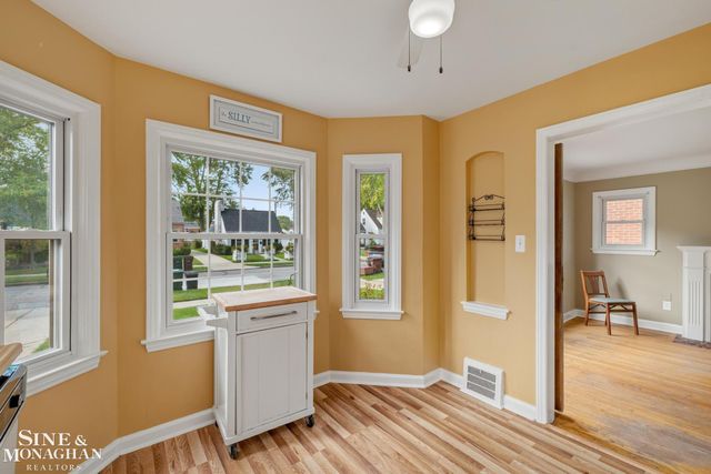 1242 Roslyn Road, Grosse Pointe Woods, MI 48236