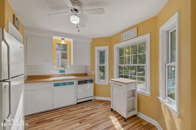 1242 Roslyn Road, Grosse Pointe Woods, MI 48236