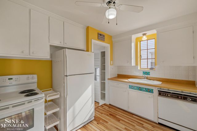 1242 Roslyn Road, Grosse Pointe Woods, MI 48236