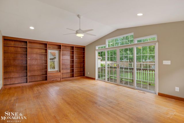 1242 Roslyn Road, Grosse Pointe Woods, MI 48236