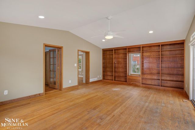 1242 Roslyn Road, Grosse Pointe Woods, MI 48236
