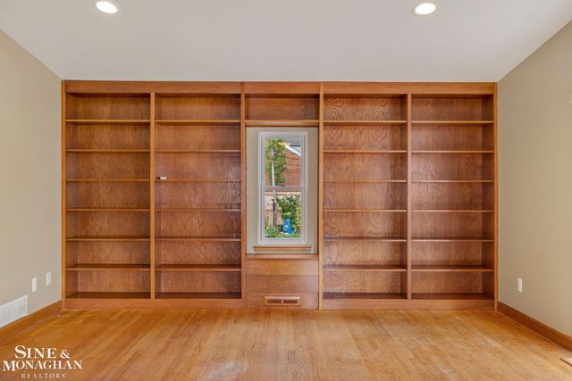 1242 Roslyn Road, Grosse Pointe Woods, MI 48236