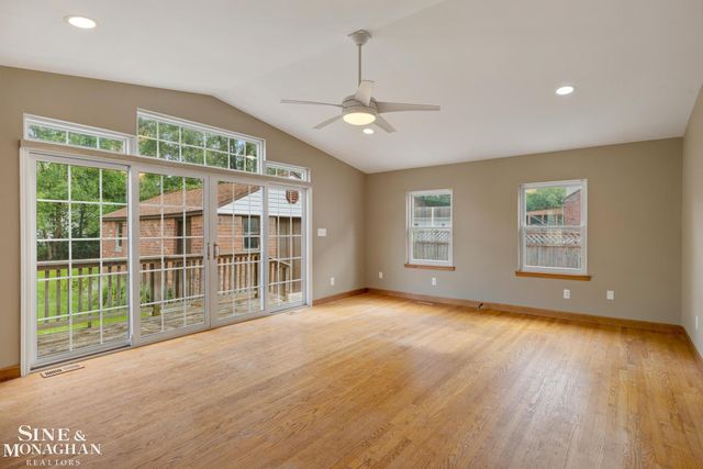 1242 Roslyn Road, Grosse Pointe Woods, MI 48236