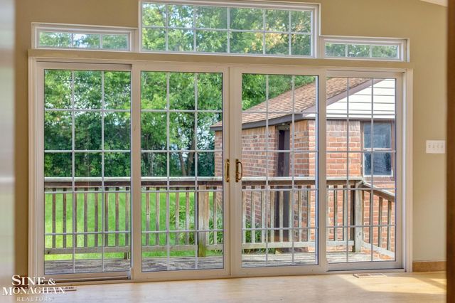 1242 Roslyn Road, Grosse Pointe Woods, MI 48236