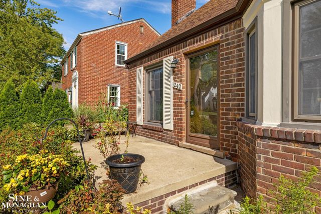 1242 Roslyn Road, Grosse Pointe Woods, MI 48236