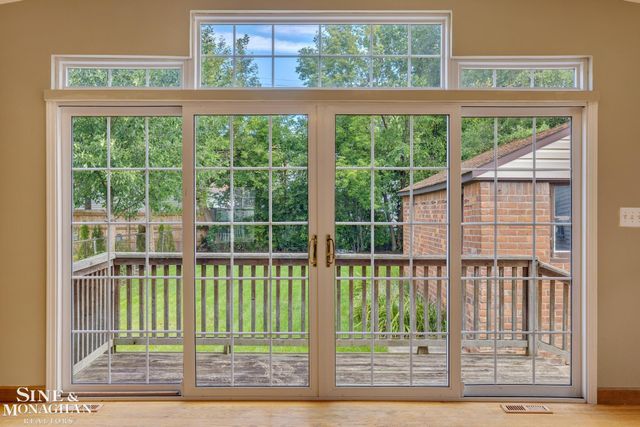 1242 Roslyn Road, Grosse Pointe Woods, MI 48236
