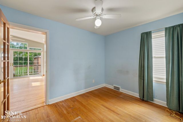 1242 Roslyn Road, Grosse Pointe Woods, MI 48236