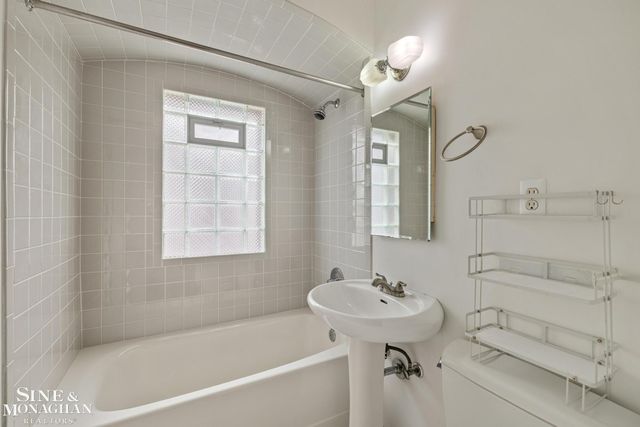 1242 Roslyn Road, Grosse Pointe Woods, MI 48236
