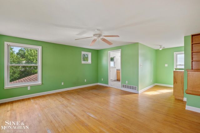 1242 Roslyn Road, Grosse Pointe Woods, MI 48236