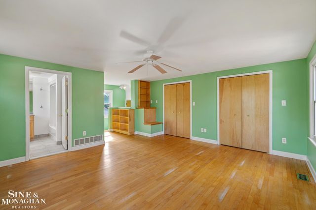 1242 Roslyn Road, Grosse Pointe Woods, MI 48236