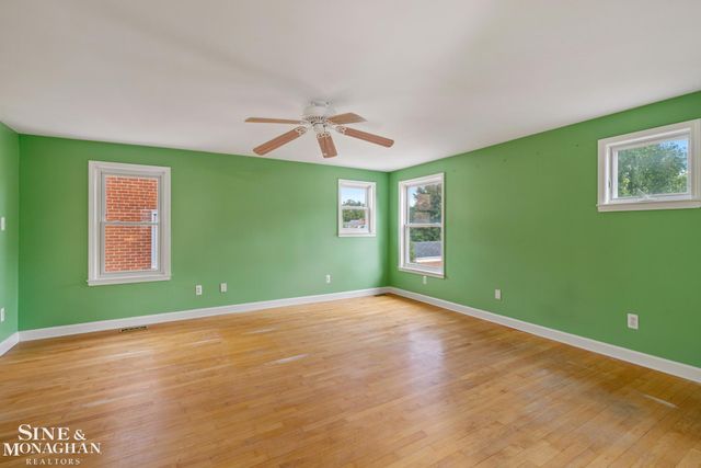 1242 Roslyn Road, Grosse Pointe Woods, MI 48236